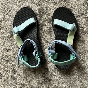 Women’s size 8 comfy Sandals with Velcro straps
